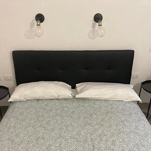 Kleine Kamer met een King Size Bed